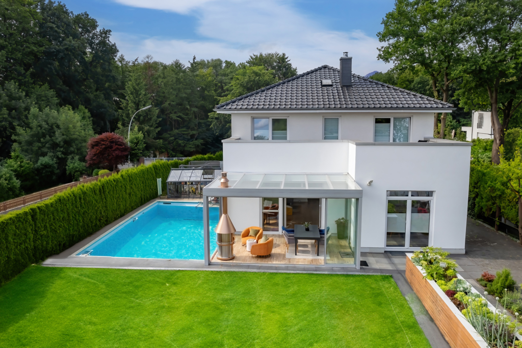 Modernes weißes Haus mit Garten und Pool