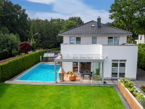 Modernes weißes Haus mit Garten und Pool